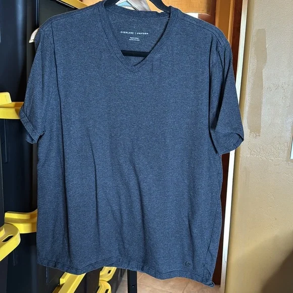 Everlane Men's Charcoal Gray The Essential Organic V-Neck Tee Size Large - Picture 6 of 12